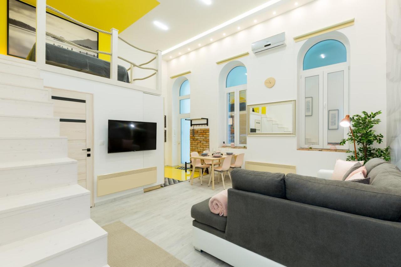 Pastel Paradise With A Ray Of Sunshine Apartamento